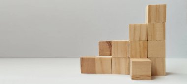 Stratejik olarak kapalı ortamda istiflenmiş yapı blokları, yaratıcı tasarım için basit içerik bakış açısı