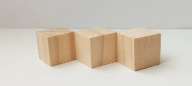 Ahşap bloklarla yaratıcı oyun. Minimalist tasarım. Doğal ışık sanatsal perspektif.