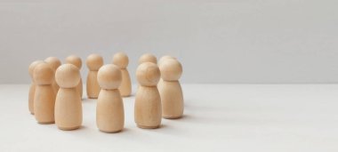 Tahta heykelciklerin grup etkinliği minimalist stüdyo kavramsal sanat nötr arka plan yakın plan toplum temsilciliği