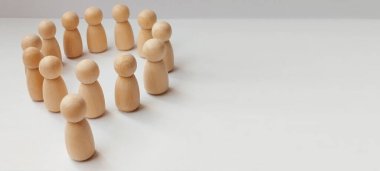 Takım oluşturma etkinliği ofis alanı ahşap figürler nötr renkler geniş açı işbirliği ve iletişim