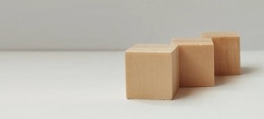 Yaratıcı ahşap küp düzenleme minimalist stüdyo natürmort fotoğrafçılık sakin çevre yakın plan tasarım konsepti