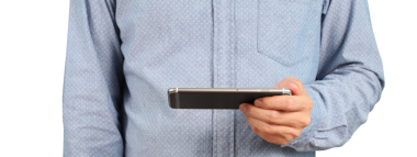 Akıllı telefon kullanan kişi, kapalı bir ortamda modern iletişimi resmediyor..