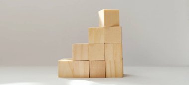 Kapalı alanda eğitim içeriği minimalist ortamı tepeden tırnağa yaratıcılığı öğrenmek için ahşap blok yapıları inşa etmek