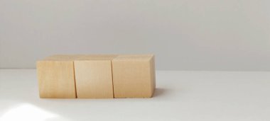 Beyaz yüzey üzerine minimalist bloklar inşa etmek modern estetik sakin çevre soyut bakış açısı