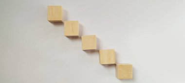 Yığılmış ahşap bloklar düzenleme minimalist ayarlama kavramsal tasarım yaratıcı görüntü nötr arkaplan sanatsal perspektif