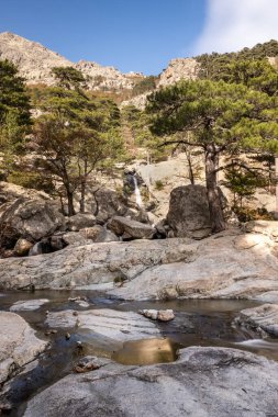 Cascade des Anglais, Korsika 'daki GR20 patikasıyla birlikte Vizzavona' daki doğal havuzlara düşer.