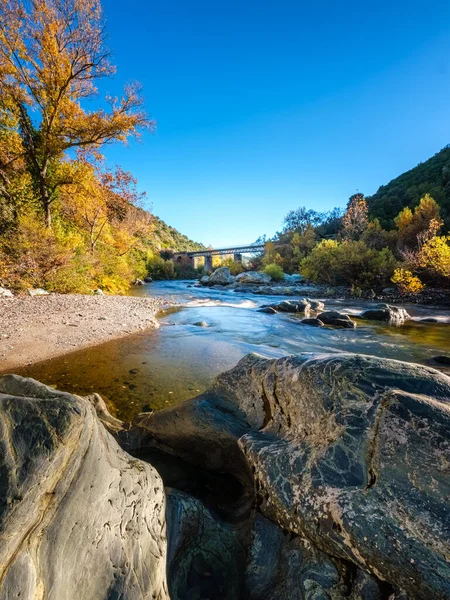 Φθινοπωρινό Φύλλωμα Και Ογκόλιθοι Δίπλα Στον Ποταμό Golo Καθώς Περνά — Φωτογραφία Αρχείου