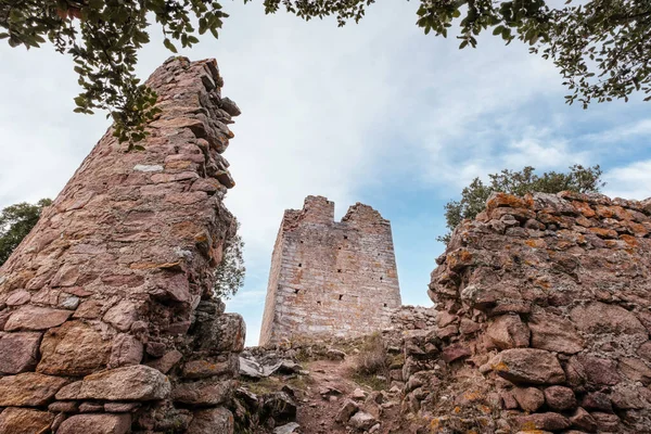 Ruiny Castellu Seravalle Twierdzy Wojskowej Zbudowanej Wieku Wzgórzu Niedaleko Miejscowości — Zdjęcie stockowe