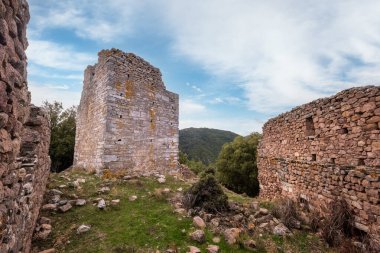 Castellu di Seravalle harabeleri, 11. yüzyılda Korsika 'daki Popolasca köyünün yakınlarındaki bir tepenin üzerine inşa edilmiş askeri bir kale.