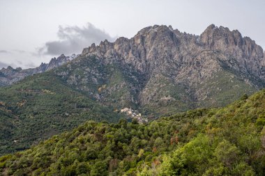Korsika 'nın Popolasca dağ köyü. Arkasında Les Aiguilles de Popolasca var.