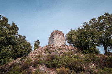 Castellu di Seravalle harabeleri, 11. yüzyılda Korsika 'daki Popolasca köyünün yakınlarındaki bir tepenin üzerine inşa edilmiş askeri bir kale.