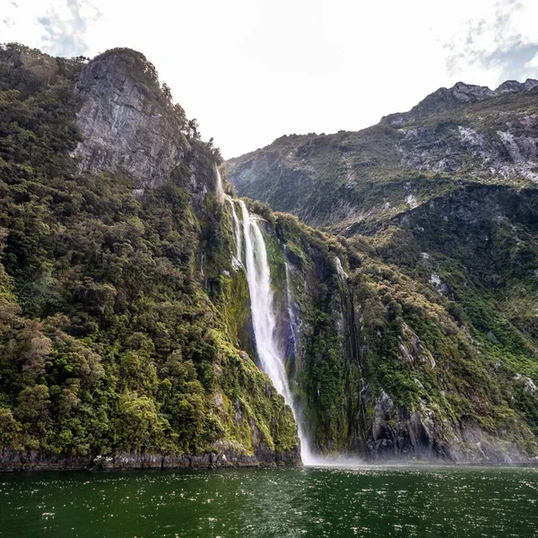 Stirling Falls Cascading Milford Sound South Island New Zealand Imagen de stock