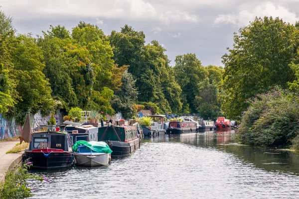 Regent 's Canal, Victoria Park, Hackney, Londra, İngiltere - 29 Temmuz 2023: Londra, Hackney' deki Victoria Park yakınlarındaki Regent Kanalı boyunca demirlemiş dar kayıklar