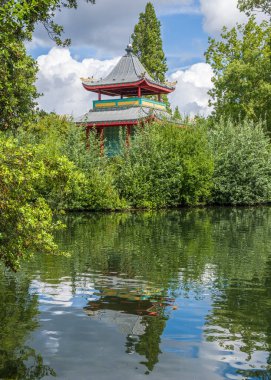 Victoria Park, Hackney, Londra, İngiltere - 29 Temmuz 2023: Çin Pagoda, ilk olarak 1842 'de Hyde Park' ta inşa edildi.