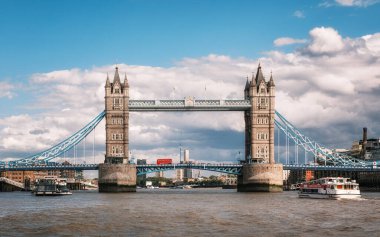Londra, İngiltere - 29 Temmuz 2023: Londra 'daki Thames nehrinden geçen zevk kruvazörleri Tower Köprüsü üzerinden geçen ikonik kırmızı bir Londra otobüsü