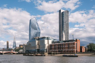 Londra, İngiltere - 29 Temmuz 2023: The OXO Tower ve restaurant and Sea Containers evi Londra 'da Thames nehrinin kıyısında, South Bank Tower, One Blackfriars, The Tate Modern ve The Shard in the distance