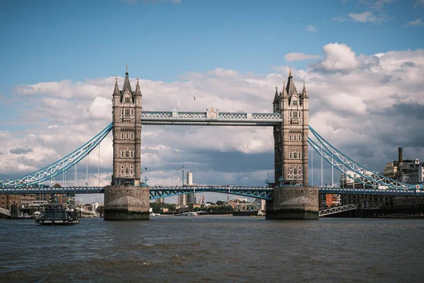 ロンドン イギリス 2023年7月29日 ロンドン イングランドのテムズ川を渡るタワーブリッジ — ストック写真