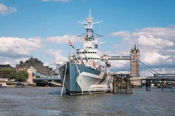 英国伦敦 2023年7月29日 贝尔法斯特号 Hms Belfast 一艘第二次世界大战9甲板军舰 停泊在伦敦泰晤士河塔桥前 — 图库照片