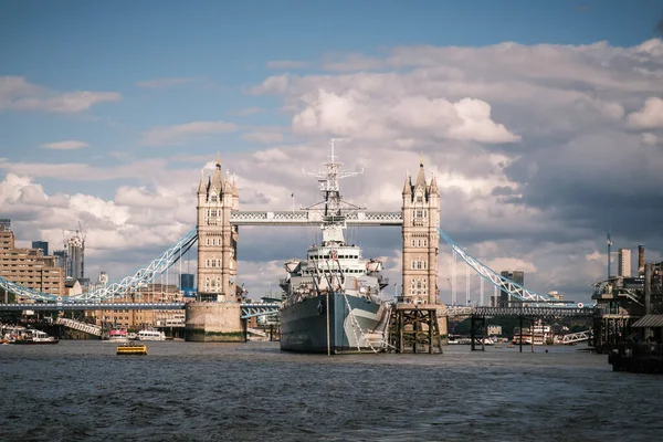 ロンドン 2023年7月29日 Hmsベルファスト ロンドンのテムズ川のタワーブリッジの前に装備された9つのデッキ戦争2海軍艦 — ストック写真