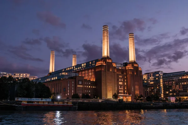 Battersea Londen Engeland Juli 2023 Nachtval Iconische Verlichte Schoorstenen Van — Stockfoto