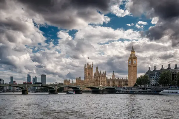 Big Ben Casas Parlamento Com Autocarros Atravessando Ponte Westminster Passando — Fotografia de Stock
