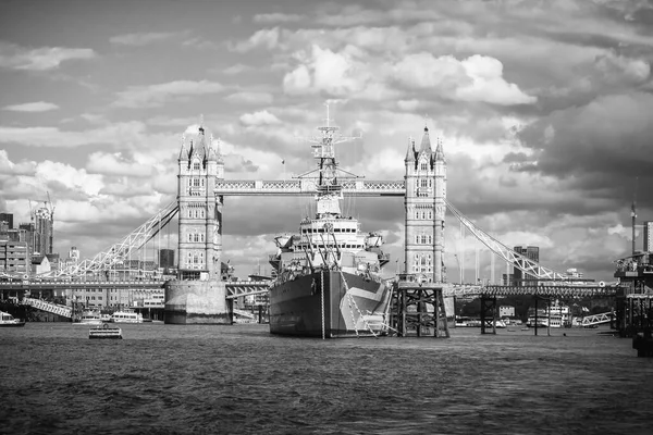 ロンドン イギリス 2023年7月29日 ロンドンのテムズ川のタワーブリッジの前に装備された9つのデッキ第二次世界大戦海軍の戦艦であるHmsベルファスト ブラックとホワイトの画像 — ストック写真