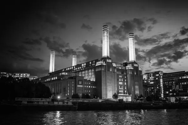 2023年7月29日 英国伦敦巴特西 伦敦重建巴特西电站标志性照明烟囱上的黑白照片 — 图库照片
