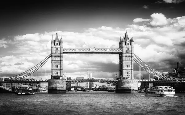 Černobílý Obraz Ikonického Červeného Londýnského Autobusu Projíždí Přes Tower Bridge — Stock fotografie