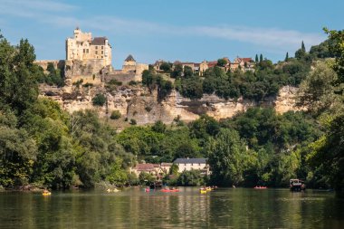 Beynac-et-Cazenac, Dordogne, Fransa - 19 Ağustos 2023: Kanocular Dordogne nehrinden Fransa 'nın Yeni Aquitaine bölgesindeki Beynac-et-Cazenac Şatosuna doğru kürek çekiyorlar