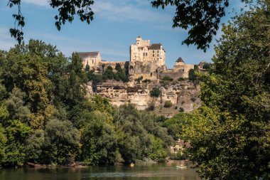 Beynac-et-Cazenac, Dordogne, Fransa - 19 Ağustos 2023: Kanocular Dordogne nehrinden Fransa 'nın Yeni Aquitaine bölgesindeki Beynac-et-Cazenac Şatosuna doğru kürek çekiyorlar