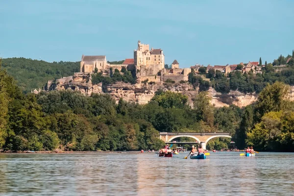 Beynac Cazenac Dordogne Frankrijk Augustus 2023 Kanoërs Peddelen Langs Rivier — Stockfoto