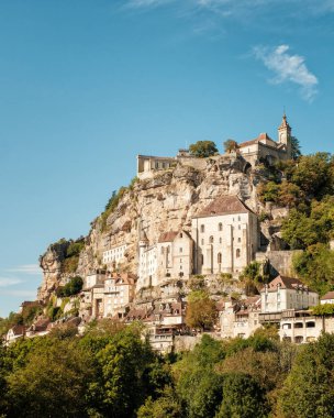 Dordogne Nehri 'nin bir kolunun üzerindeki bir uçuruma tünemiş Fransa' nın Lot bölgesinde bir komün olan Rocamadour, orta çağlara dayanıyor. 15. yüzyıldan beri hac merkezidir ve her yıl çok sayıda turist çeker.