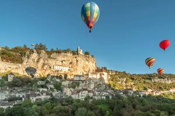 Rocamadour Γαλλία Σεπτεμβρίου 2023 Μπαλόνια Θερμού Αέρα Περνούν Μεσαιωνική Πόλη — Φωτογραφία Αρχείου