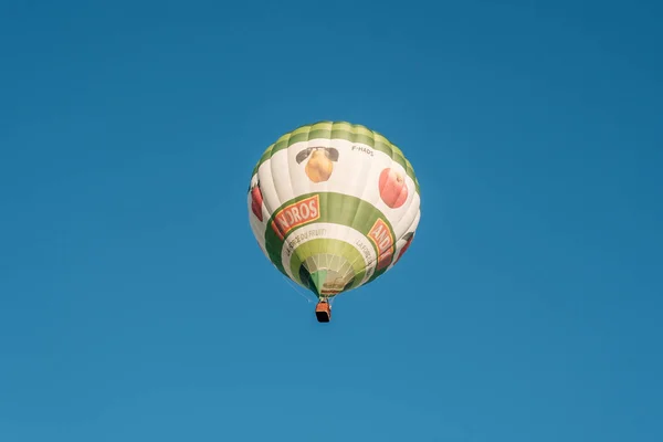 フランスのロカマドール 2023年9月24日 熱気球がフランスのモンゴルフィアデロカドールバルーンフェスティバル中に深い青空に対して頭上を通過します — ストック写真