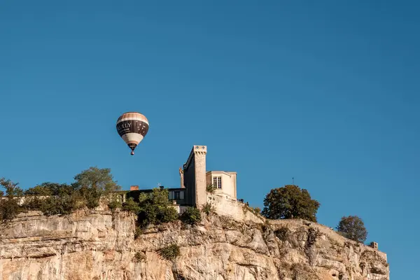 Rocamadour Frankrijk September 2023 Een Luchtballon Gaat Het Middeleeuwse Kasteel — Stockfoto