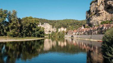 La Roque-Gageac, Nouvelle-Aquitaine, Fransa - 30 Eylül 2023: La Roque-Gageac, Plus Beaux Villages de France, Fransa 'nın Dordogne nehrinin kıyısında yer alır.