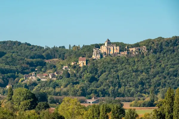 Castelnaud-la-Chapelle, Nouvelle-Aquitaine, Fransa - 30 Eylül 2023: Fransa 'nın Yeni Aquitaine bölgesindeki Dordogne nehrinin üzerinde yer alan Chateau de Castelnaud-la-Chapelle