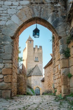 Fransa 'nın Dordogne bölgesindeki Beynac-et-Cazenac' taki Dul Kapısı ve Manastır Kulesi