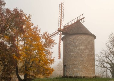 Moulin de Domme, Fransa 'nın Dordogne bölgesindeki Domme köyünde antik bir yel değirmeni.