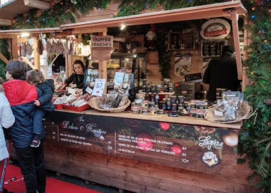 Sarlat-la-Caneda, Nouvelle-Aquitaine, Fransa - 16 Aralık 2023: Fransa 'nın Dordogne bölgesindeki Sarlat-la-Caneda Noel pazarında şarküteri, mantar ve kaz ciğeri satan bir tezgah