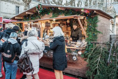 Sarlat-la-Caneda, Nouvelle-Aquitaine, Fransa - 16 Aralık 2023: Fransa 'nın Dordogne bölgesindeki Sarlat-la-Caneda Noel pazarında şarküteri, mantar ve kaz ciğeri satan bir tezgah