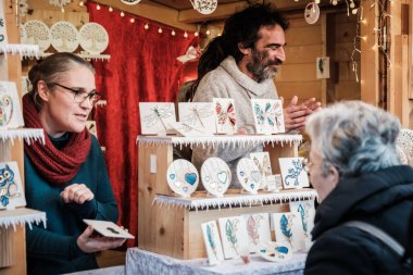 Sarlat-la-Caneda, Nouvelle-Aquitaine, Fransa - 16 Aralık 2023: Fransa 'nın Dordogne bölgesindeki Sarlat-la-Caneda Noel pazarında el yapımı cam hediyeler satan bir tezgah