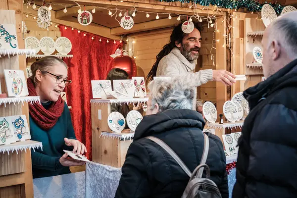 Sarlat-la-Caneda, Nouvelle-Aquitaine, Fransa - 16 Aralık 2023: Fransa 'nın Dordogne bölgesindeki Sarlat-la-Caneda Noel pazarında el yapımı cam hediyeler satan bir tezgah