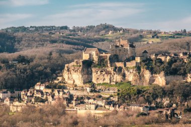 Beynac-et-Cazenac, Nouvelle-Aquitaine, Fransa - 7 Mart 2024: 12. yüzyılda inşa edilen ve 100 yıllık savaş sırasında Aslan Yürekli Richard tarafından fethedilen Fransa 'daki Dordogne nehri üzerinde yer alan Chateau de Beynac kuleleri