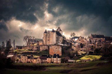 Salignac-Eyvigues, Nouvelle-Aquitaine, Fransa - 11 Mart 2024: Salignac Şatosu üzerindeki fırtına bulutları