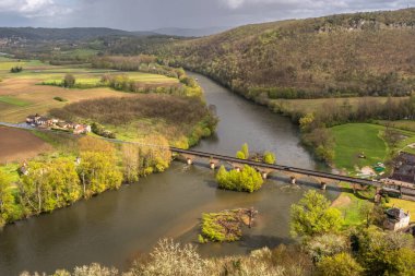 Pont de Castelnaud köprüsü Fransa 'da ilkbaharda Dordogne Nehri' ni geçiyor