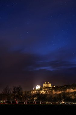 Beynac-et-Cazenac, Fransa - 6 Mayıs 2024: Fransa 'nın Dordogne bölgesindeki Chateau de Beynac üzerinde alacakaranlık