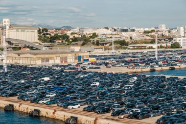 Marsilya, Fransa - 24 Mayıs 2024: Fransa 'nın Marsilya limanında yeni arabalar diziliyor