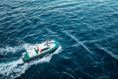 Marsilya, Fransa - 24 Mayıs 2024: Fransa 'nın güneyindeki Marsilya limanından kalkan bir feribotun yanında bir pilot botun durduğu güverte nöbeti yolcuları.