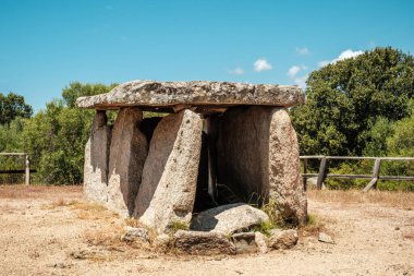 Dolmen de Funtanaccia, antik bir mezarlık, Korsika 'daki Cauria platosunda.